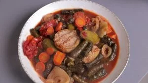 תבשיל עלי גפן ממולאים קלאסי בתוספת קישואים ממולאים ולבבות ארטישוק ממולאים בגרסה טבעונית